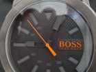 Cette montre homme BOSS Orange, référence 1513005, est une montre Sport.   De mouvement Quartz, son bracelet est en Silicone Gris, son boitier Rond est en Acier Gris. Le cadran de cette montre est Gris, avec affichage Analogique (Aiguilles).